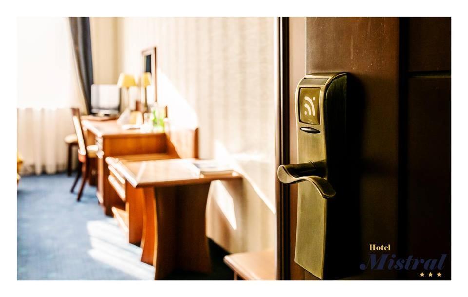 Hotel Mistral Marki  Luaran gambar