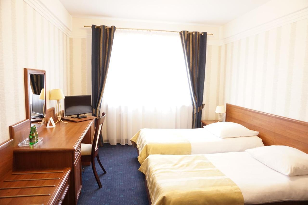 Hotel Mistral Marki  Luaran gambar