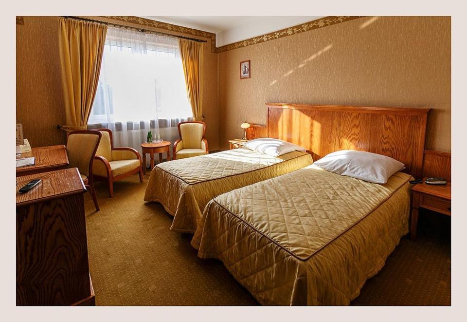Hotel Mistral Marki  Luaran gambar