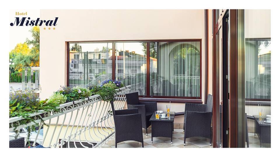 Hotel Mistral Marki  Luaran gambar