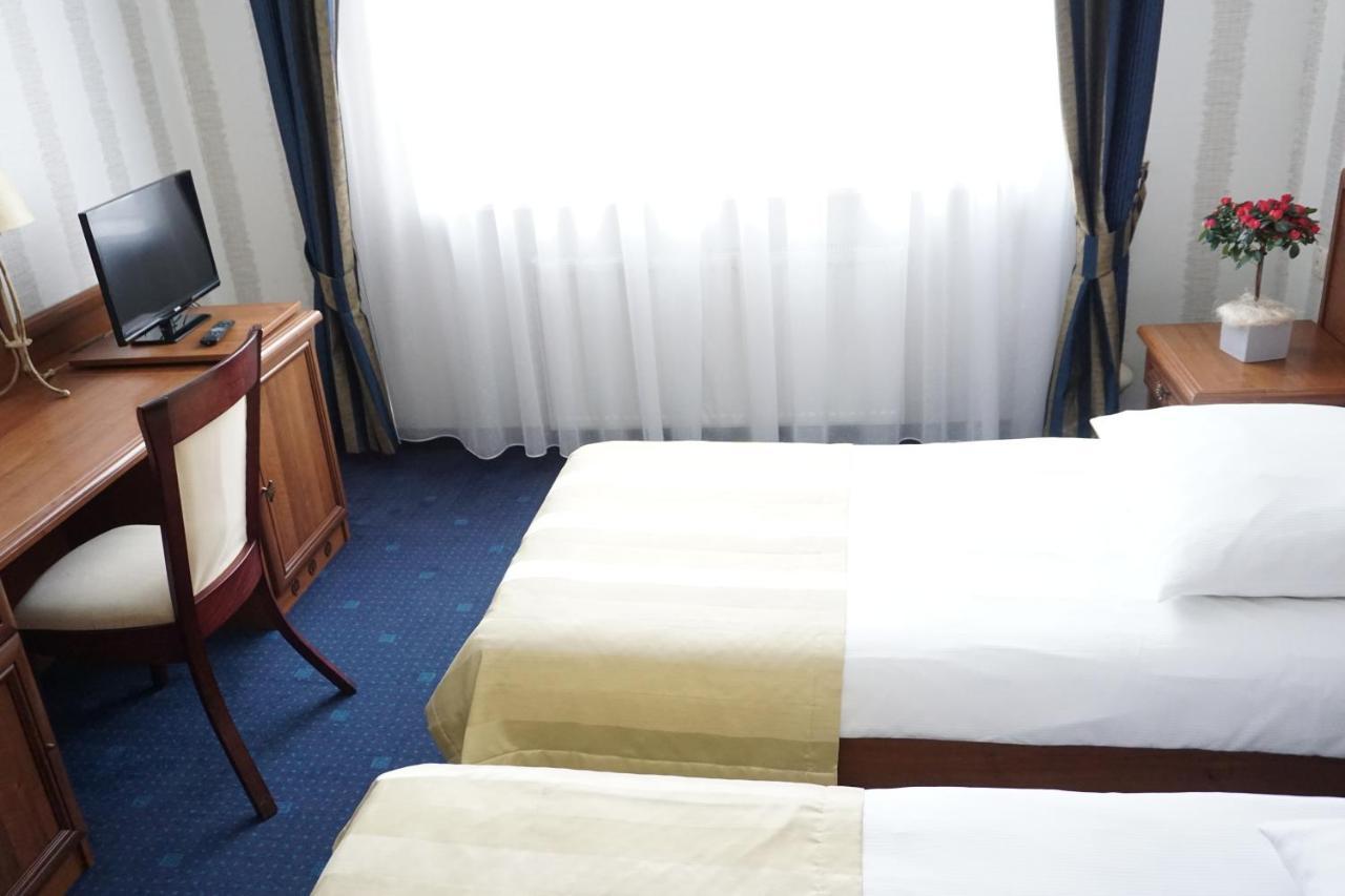Hotel Mistral Marki  Luaran gambar