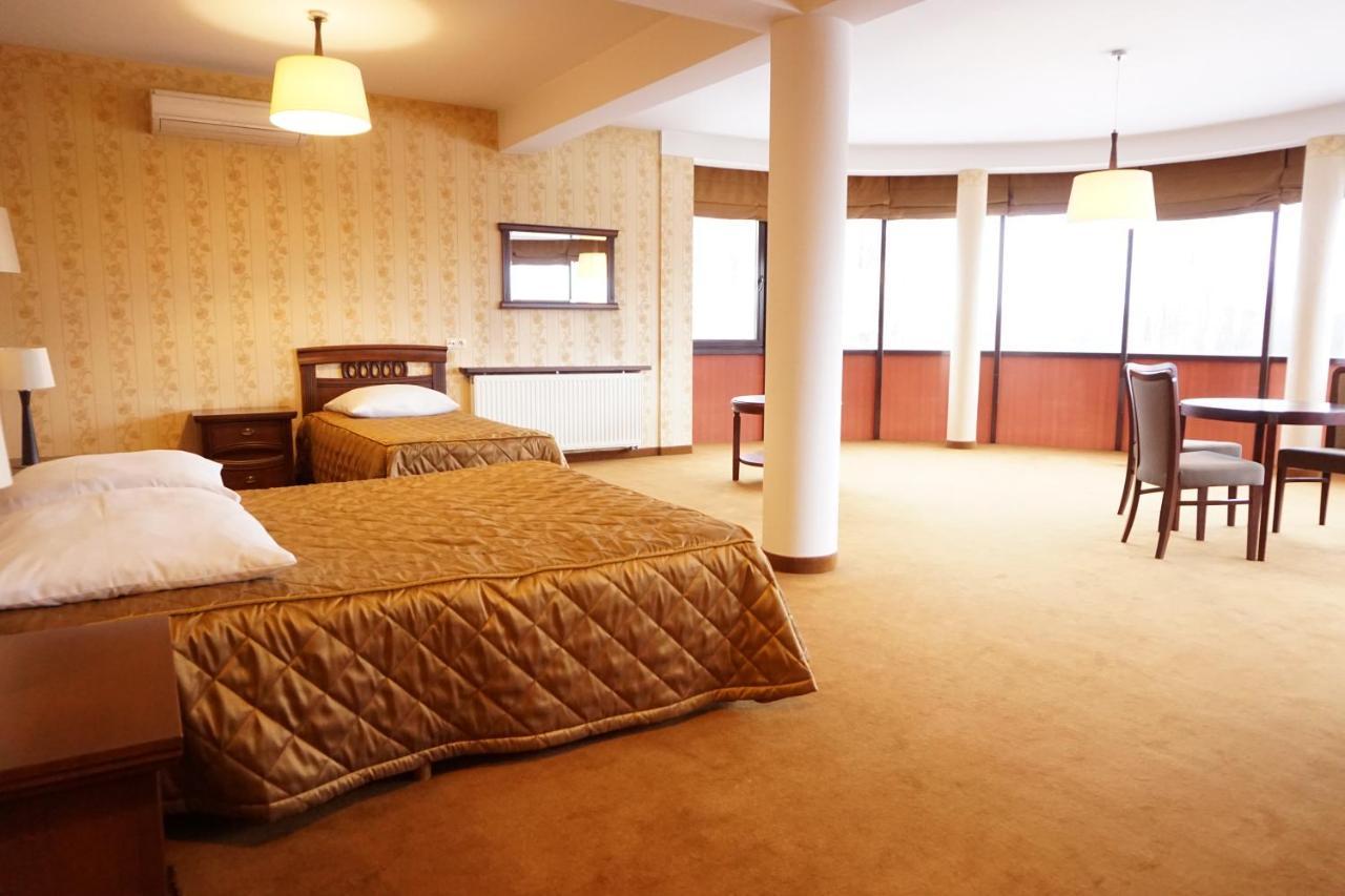 Hotel Mistral Marki  Luaran gambar