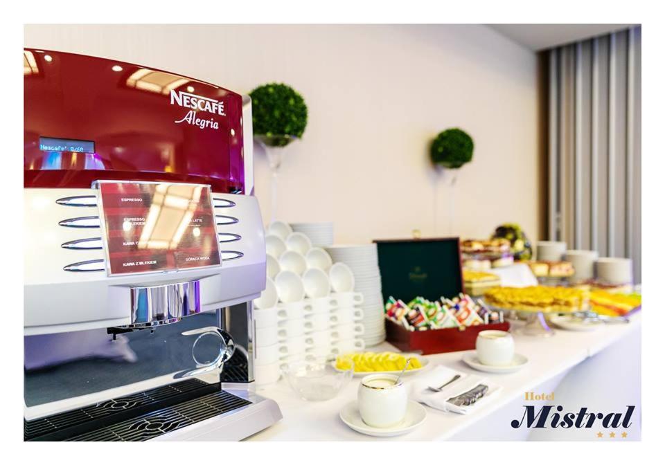 Hotel Mistral Marki  Luaran gambar