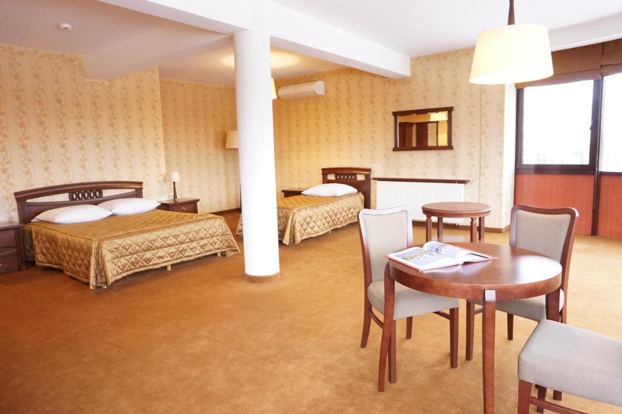 Hotel Mistral Marki  Luaran gambar